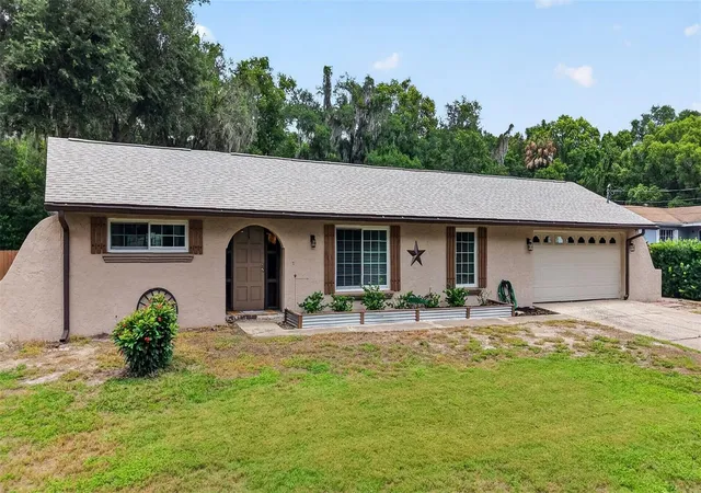 Homes for sale in Fruitland Park, FL | 1915 Spring Lake Rd, Fruitland Park, FL 34731 | MLS# W7886457