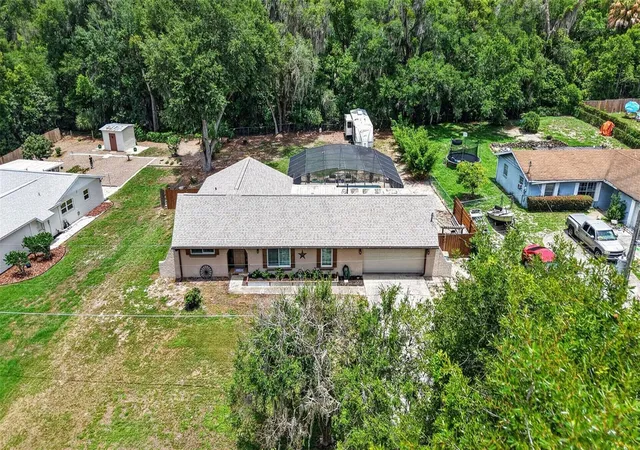 Homes for sale in Fruitland Park, FL | 1915 Spring Lake Rd, Fruitland Park, FL 34731 | MLS# W7886457
