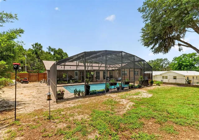Homes for sale in Fruitland Park, FL | 1915 Spring Lake Rd, Fruitland Park, FL 34731 | MLS# W7886457