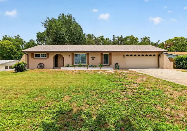 Homes for sale in Fruitland Park, FL | 1915 Spring Lake Rd, Fruitland Park, FL 34731 | MLS# W7886457