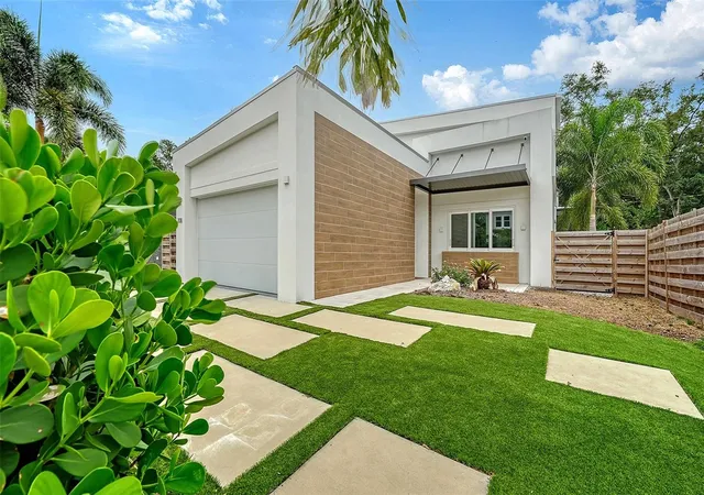 Photo 1 of Single family home for sale at 2138 Hawthorne St, Sarasota, FL 34239 | MLS# A4696176 | Listing updated on 2026-09-03