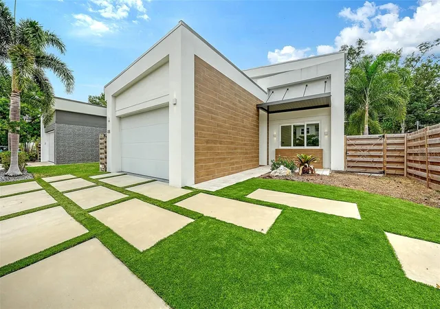 Photo 2 of Single family home for sale at 2138 Hawthorne St, Sarasota, FL 34239 | MLS# A4696176 | Listing updated on 2026-09-03