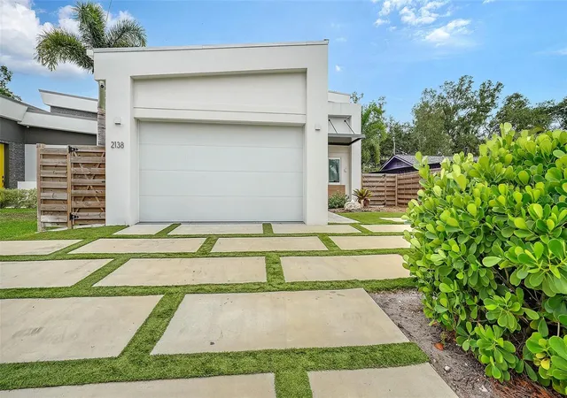 Photo 3 of Single family home for sale at 2138 Hawthorne St, Sarasota, FL 34239 | MLS# A4696176 | Listing updated on 2026-09-03