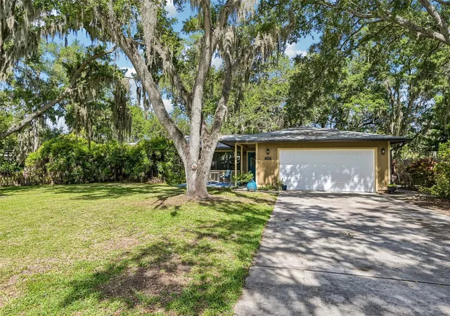 Photo 2 of Single family home for sale at 3304 Swaan Ln, Sarasota, FL 34235 | MLS# A4696227 | Listing updated on 2026-08-02