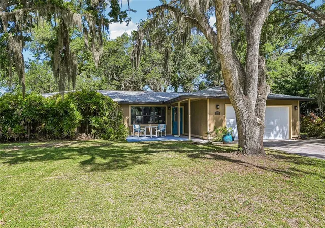 Photo 4 of Single family home for sale at 3304 Swaan Ln, Sarasota, FL 34235 | MLS# A4696227 | Listing updated on 2026-08-02