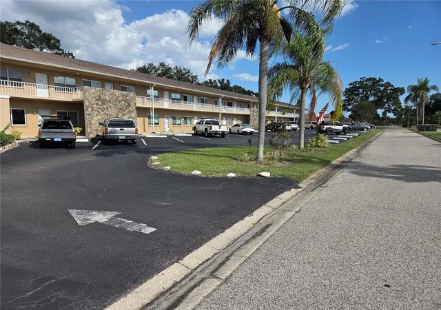 Listing Photo 4 - Condo for sale in building located at 8039 Gdn Dr, Seminole, FL 33777 - Unit #109