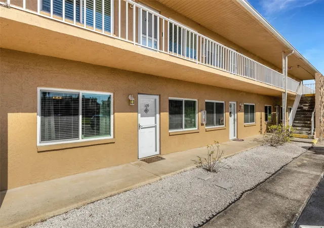 Listing Photo 5 - Condo for sale in building located at 8039 Gdn Dr, Seminole, FL 33777 - Unit #109