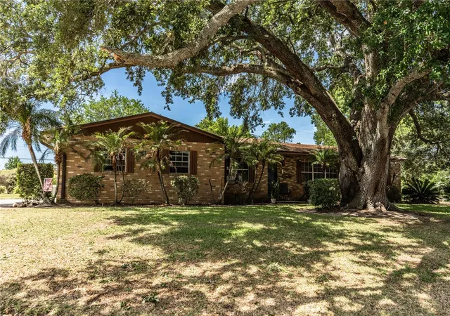 3rd image of 3533 Crestwood Ct, Lakeland, FL 33812 | MLS# L4962543