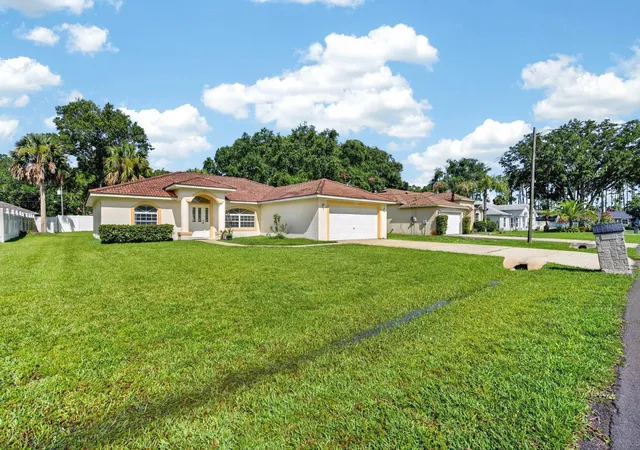 Photo 3 of Single family home for sale at 8 Pillory Ln, Palm Coast, FL 32164 | MLS# FC319099 | Listing updated on 2026-10-19