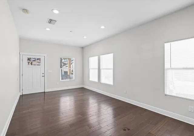 3rd image of 2107 W Cherry St, Tampa, FL 33607 | MLS# TB8516669