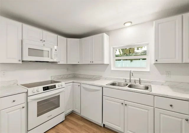 3rd image of 607 Wayne Ave, New Smyrna Beach, FL 32168 | MLS# V4949520