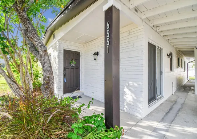 Photo 3 of Single family home for sale at 6551 S W Shore Cir, Tampa, FL 33616 | MLS# TB8516713 | Listing updated on 2026-07-25