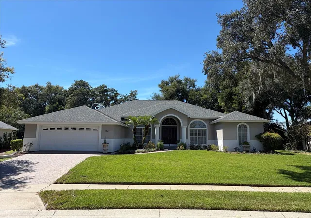 Photo 1 of Single family home for sale at 1521 Edgewater Dr, Mount Dora, FL 32757 | MLS# O6414817 | Listing updated on 2026-09-28
