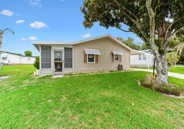 Photo 2 of Single family home for sale at 1534 Hillcrest Dr, Lady Lake, FL 32159 | MLS# G5113458 | Listing updated on 2026-10-04