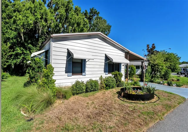 Photo 3 of Manufactured home for sale at 4959 Colonnades Cir W, Lakeland, FL 33811 | MLS# L4962567 | Listing updated on 2026-09-18