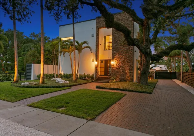 Photo 1 of Single family home for sale at 2515 W Shell Point Rd, Tampa, FL 33611 | MLS# TB8516939 | Listing updated on 2026-08-27