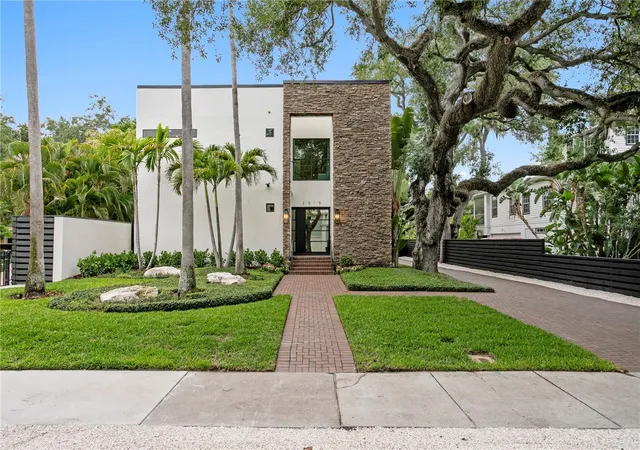 Photo 2 of Single family home for sale at 2515 W Shell Point Rd, Tampa, FL 33611 | MLS# TB8516939 | Listing updated on 2026-08-27