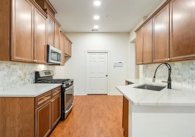 Photo 4 of Townhouse for sale at 1223 Country Clb Oaks Cir, Orlando, FL 32804 | MLS# O6414962 | Listing updated on 2026-08-20
