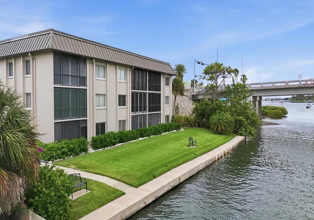 Photo 2 of Sale Pending at 6470 Hollywood Blvd #208, Sarasota, FL 34231 | MLS# A4696425 | Listing updated on 2026-08-04