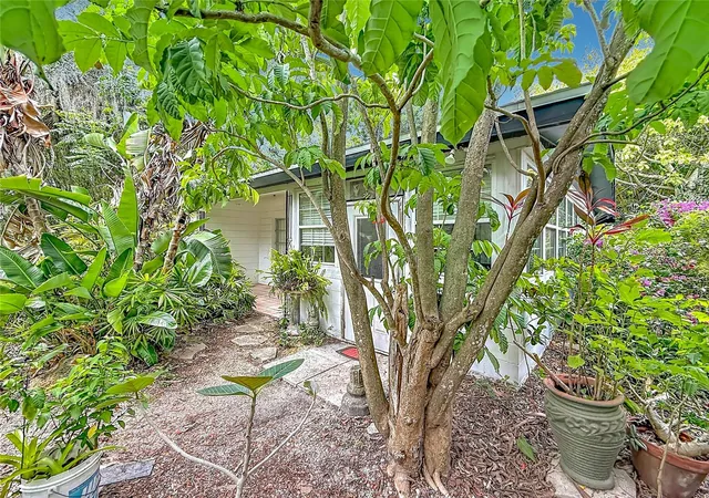 Photo 3 of Single family home for sale at 6330 Emerson Ave S, St Petersburg, FL 33707 | MLS# L4962583 | Listing updated on 2026-08-25