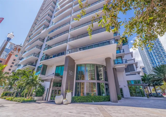 Listing Photo 2 - Condo for sale in building located at 100 1St Ave N, St. Petersburg, FL 33701 - Unit #2902