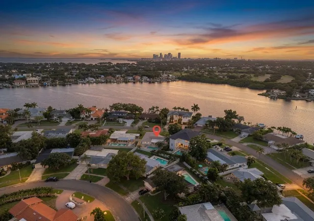 2nd image of 1022 Eden Isle Dr Ne, Saint Petersburg, FL 33704 | MLS# TB8517208