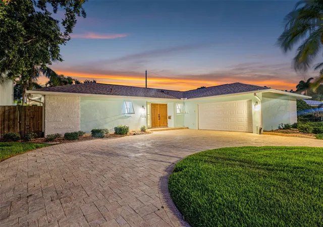 4th image of 1022 Eden Isle Dr NE, Saint Petersburg, FL 33704 | MLS# TB8517208