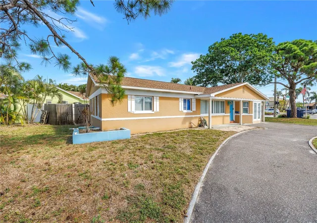 Photo 1 of Single family home for sale at 7901 Causeway Blvd S, St Petersburg, FL 33707 | MLS# TB8517212 | Listing updated on 2026-10-21
