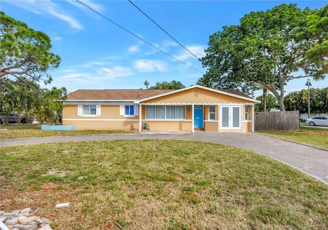 Photo 3 of Single family home for sale at 7901 Causeway Blvd S, St Petersburg, FL 33707 | MLS# TB8517212 | Listing updated on 2026-10-21