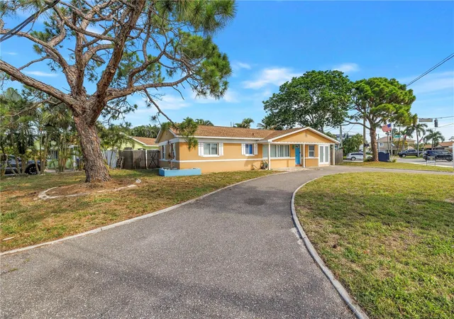 Photo 4 of Single family home for sale at 7901 Causeway Blvd S, St Petersburg, FL 33707 | MLS# TB8517212 | Listing updated on 2026-10-21