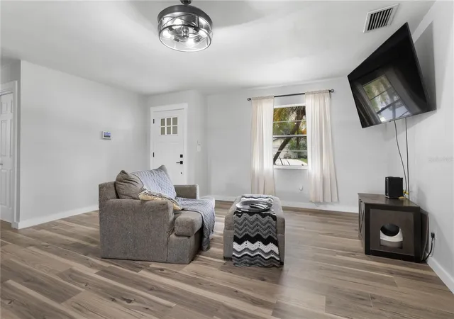 Photo 4 of Single family home for sale at 630 E Thelma St, Lake Alfred, FL 33850 | MLS# P4938986 | Listing updated on 2026-09-15