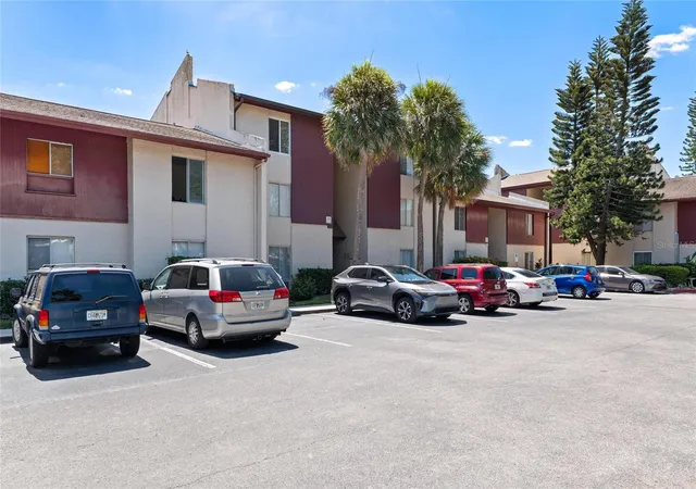 2nd image of 3840 N Lake Dr, TAMPA, FL 33614