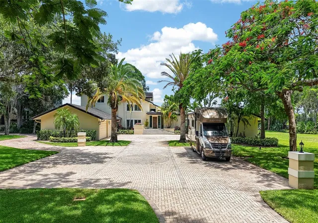 Photo 3 of Single family home for sale at 6305 Burning Tree Dr, Seminole, FL 33777 | MLS# TB8517453 | Listing updated on 2026-08-29