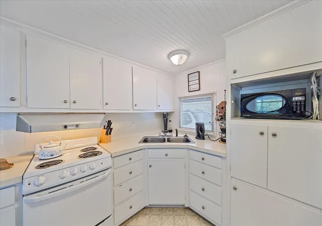 Photo 3 of Manufactured home for sale at 1100 University Pkwy #58, Sarasota, FL 34234 | MLS# A4696562 | Listing updated on 2026-06-27