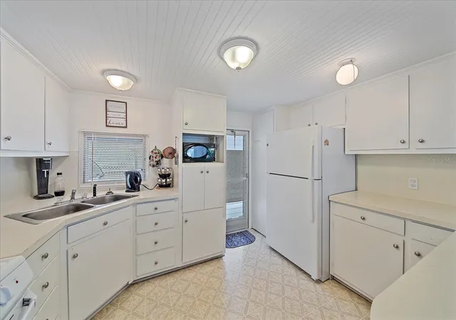 Photo 4 of Manufactured home for sale at 1100 University Pkwy #58, Sarasota, FL 34234 | MLS# A4696562 | Listing updated on 2026-06-27