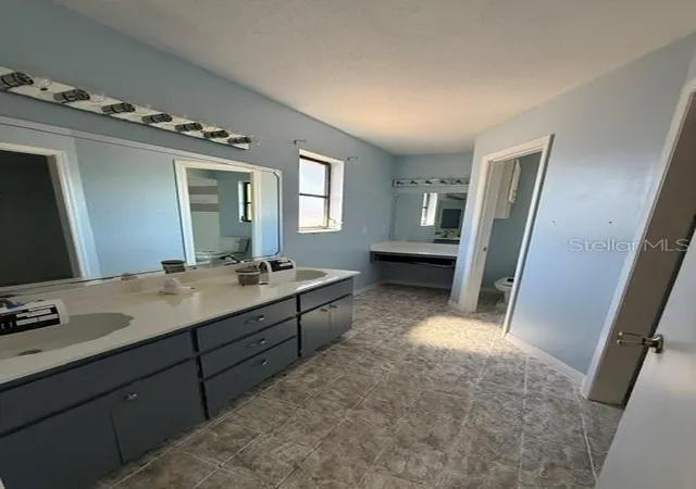 Photo 4 of Single family home for sale at 465 E Seminole Dr, Venice, FL 34293 | MLS# A4696586 | Listing updated on 2026-10-03