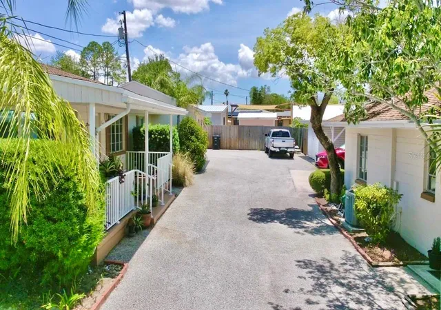 Photo 3 of House for sale at 411 Pleasant St, Clearwater, FL 33755 | MLS# W7886599 | Listing updated on 2026-09-03