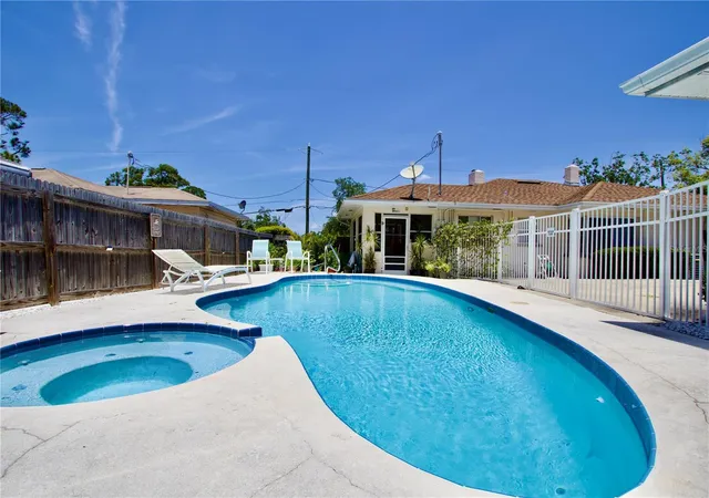 Photo 4 of House for sale at 411 Pleasant St, Clearwater, FL 33755 | MLS# W7886599 | Listing updated on 2026-09-03