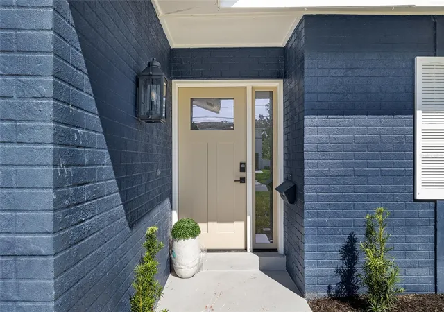 Photo 3 of Sale Pending at 5901 Denver St Ne, St Petersburg, FL 33703 | MLS# TB8517779 | Listing updated on 2026-06-25
