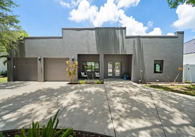 Photo 1 of Single family home for sale at 1905 Tulip Dr, Sarasota, FL 34239 | MLS# A4696670 | Listing updated on 2026-08-23