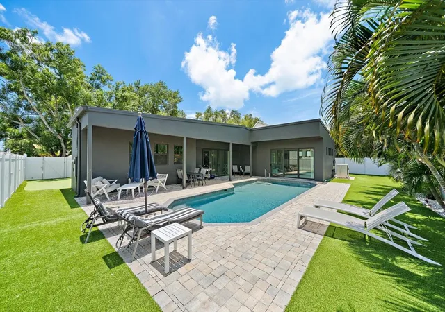Photo 3 of Single family home for sale at 1905 Tulip Dr, Sarasota, FL 34239 | MLS# A4696670 | Listing updated on 2026-08-23