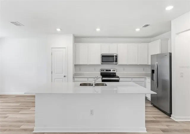 3rd image of 10410 Hidden Banks Gln, Parrish, FL 34219 | MLS# TB8517926