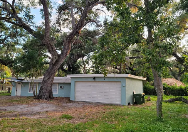 Photo 3 of Single family home for sale at 1375 Myrtle St, Sarasota, FL 34234 | MLS# A4696715 | Listing updated on 2026-06-11