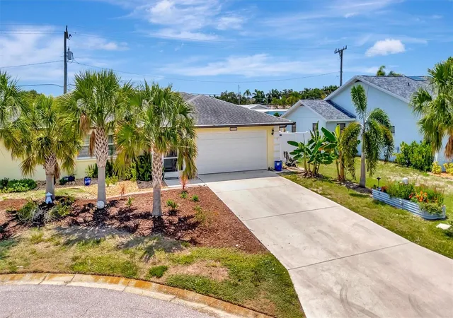 Photo 4 of Single family home for sale at 5729 Augusta Cir, Sarasota, FL 34238 | MLS# A4696724 | Listing updated on 2026-09-12