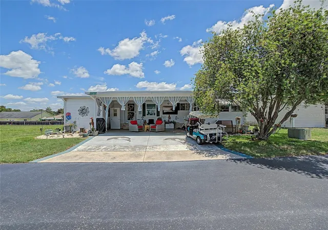 Photo 3 of Manufactured home for sale at 37513 Campo Ave, Zephyrhills, FL 33541 | MLS# TB8518024 | Listing updated on 2026-09-03