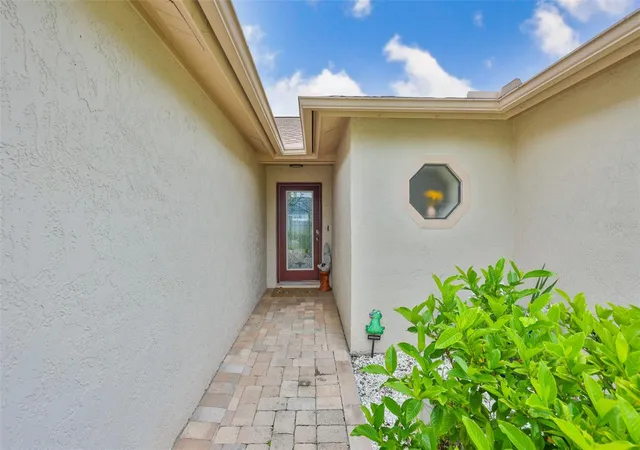 4th image of 8715 Hampden Dr, Tampa, FL 33626 | MLS# TB8518050