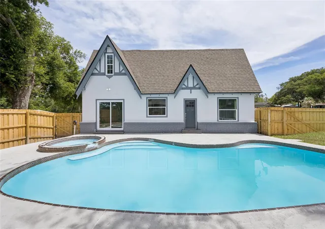 Photo 2 of Single family home for sale at 1326 East Ave, Clermont, FL 34711 | MLS# S5151712 | Listing updated on 2026-09-14