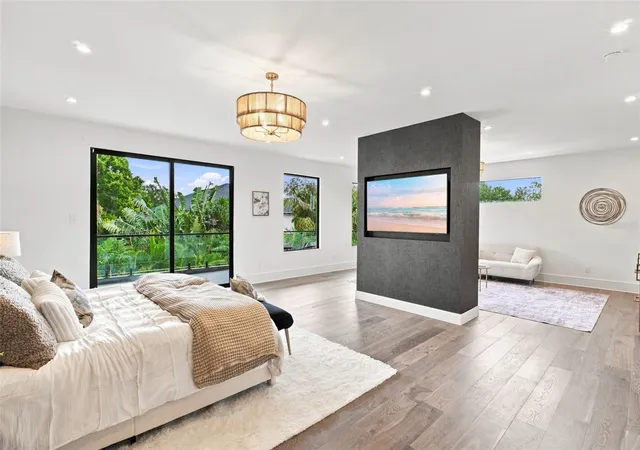 Photo 4 of Single family home for sale at 1076 Snell Isle Blvd NE, Saint Petersburg, FL 33704 | MLS# TB8518184 | Listing updated on 2026-09-17