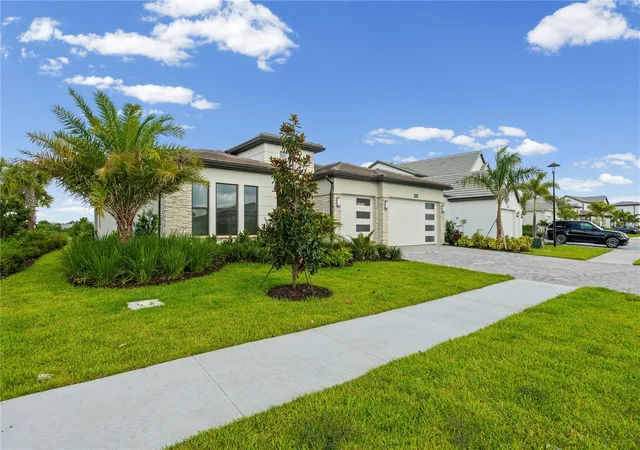 Photo 4 of Single family home for sale at 2629 Waterfront Cir, Sarasota, FL 34240 | MLS# A4696784 | Listing updated on 2026-06-23