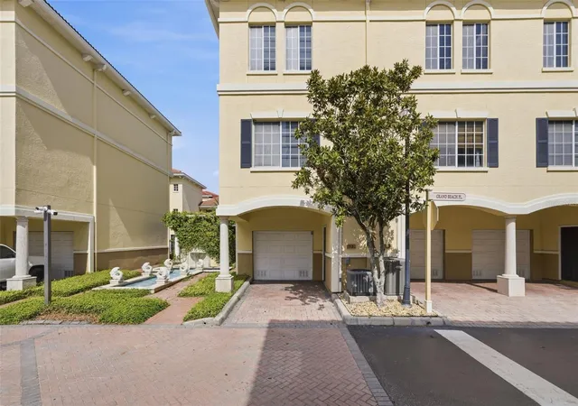 Photo 2 of Condo for sale at 113 Grand Beach Pl, Tampa, FL 33609 | MLS# TB8518319 | Listing updated on 2026-10-07